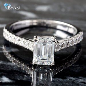 1.25ctw Lab Grown Emerald Solitaire with Diamond Pave Shoulders 14K